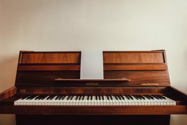 brown upright piano