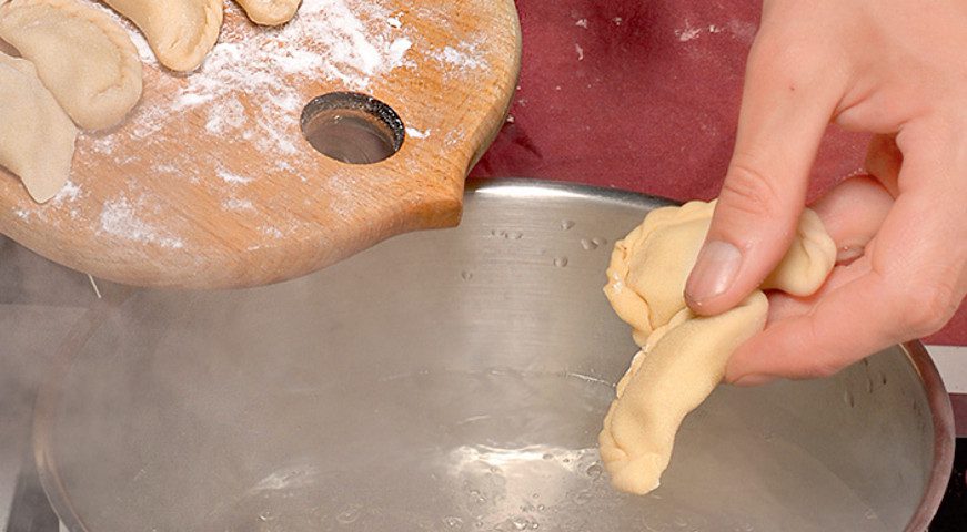 Ukrainian Pierogi Recipe: Vareniki with potatoes, step number 6