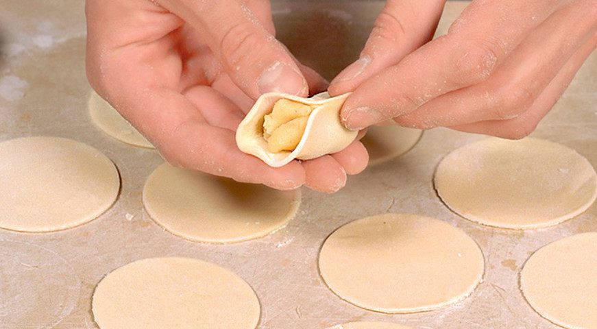 Ukrainian Pierogi Recipe: Vareniki with potatoes, step number 5