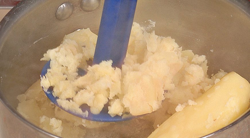 Ukrainian Pierogi Recipe: Vareniki with potatoes, step number 4